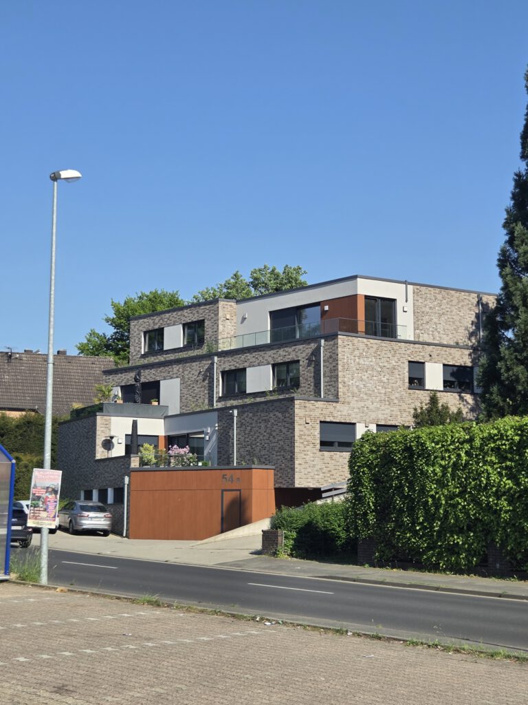Aussenansicht eines Mehrfamilienhauses